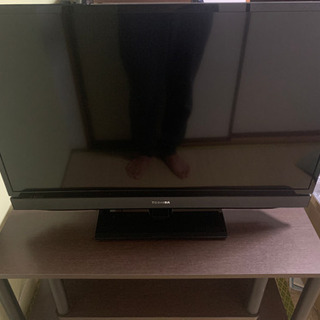 東芝　TOSHIBA の32型テレビとテレビ台