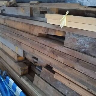 板・柱など木材たくさん