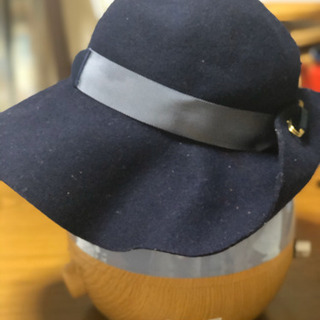 【女優帽】紺のハット 紺のブローチ付き