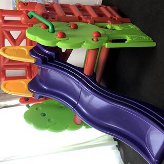 スペインFEBER社製のリンゴの木のプレイジム＆すべり台「ツリー