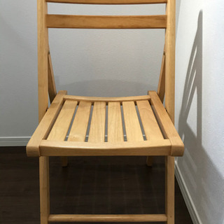 ナチュラル色の木製折りたたみ椅子　二脚