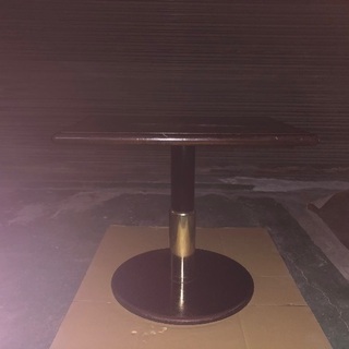 木目調の純喫茶風テーブル