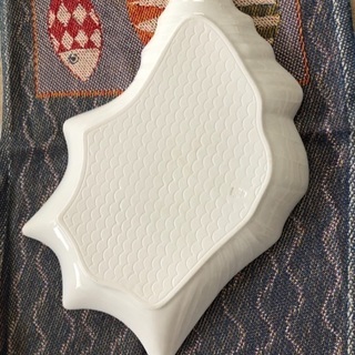 貝の形をした白磁皿