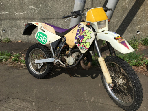 KTM125 89年式と、同型の部品取車付