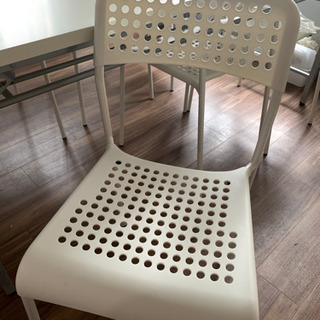 【再・値下げ】椅子　IKEA 白色　軽い扱いやすい椅子です。6脚...