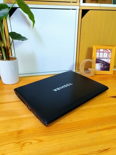 Corei5で高性能！　13.3インチの薄型軽量で持ち運びが便利♪　かっこ良くて高級感のあるモダンブラック♪　最新Windows10　64Bit！　大容量320G！　メモリ4G　高速★　　東芝　dynabook　　黒　高級感　　 　ノートパソコン　無線LAN　Wi-Fi対応 　DVDドライブ　ウェブカメラ内蔵