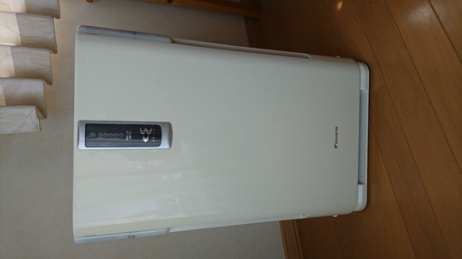 【値下げしました】　ダイキン空気清浄機　ACZ65M-W　除湿も加湿もできます。