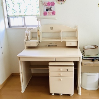 【無料・5/13迄】カリモク家具の学習机…１５年使用したものです...
