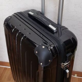 スーツケースMサイズ 63L 3.55kg ツヤ黒 TSAロック...