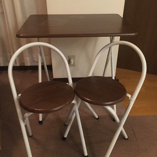 簡易テーブルとセットの椅子