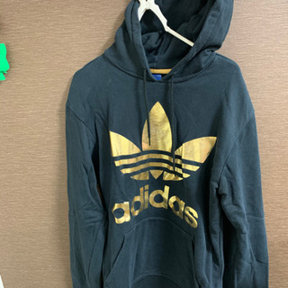 adidas  金色ロゴ パーカー