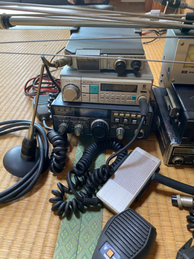 多数の無線機とアンテナ