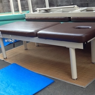 【おすすめ②】手動リクライニング Mベッド 有孔タイプ 高田ベッド TB-118U リクライナーテーブル 医療機関にも最適