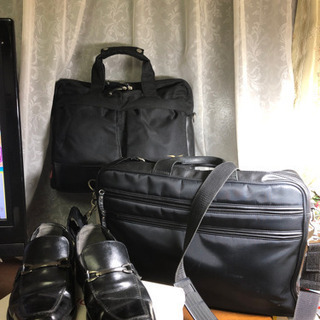 ビジネスバッグ２つと黒い革靴 