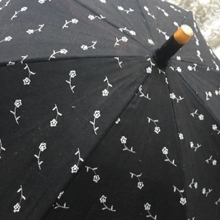 ★黒に小花刺繍の日傘★ 一箇所骨が曲がっていたのでお安く出品します
