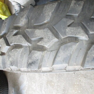 タイヤ４本　235/85/16