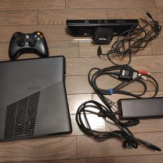 Xbox 360 4GB + Kinect バリューパック（ゲー...