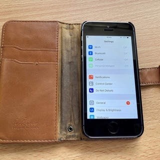 iPhone SE 64GB (第一世代) SIMフリー・ロック無 制限無