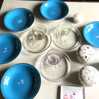 レトロなたち吉ターコイズブルーの涼しげな皿とガラスの器をセレクト