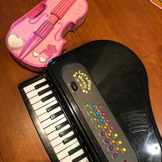 バイオリン型おもちゃとピアノおもちゃ