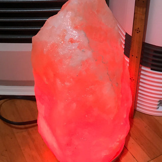 赤いランプを入れた高さ28センチ、重さ10キロ弱のヒマラヤ岩塩ラ...