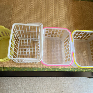 プラスチックのかご4点差し上げます。