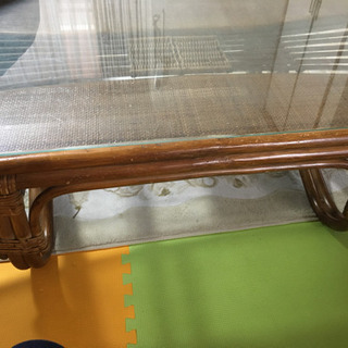 ガラス板の籐のテーブル