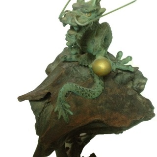☆「龍」の開運置物と骨董木台(離島以外・全国配送します)