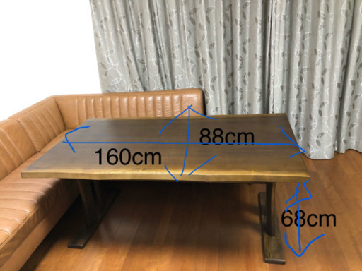 木目調のダイニングテーブル　一枚板