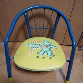子供用の椅子です。二脚あります。