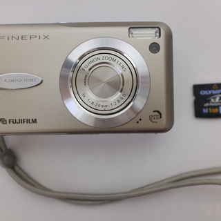 コンパクトデジカメ　Fujifilm FINEPIX F30 充...