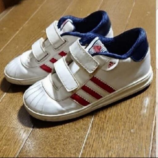 Adidas スニーカー 白 赤ライン サイズ16センチ ちょこ 新八柱のキッズ用品 子供用シューズ の中古あげます 譲ります ジモティーで不用品の処分