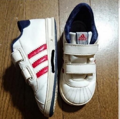 Adidas スニーカー 白 赤ライン サイズ16センチ ちょこ 新八柱のキッズ用品 子供用シューズ の中古あげます 譲ります ジモティーで不用品の処分