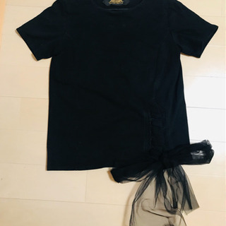 HIROMITHISTLEの黒リボンTシャツ