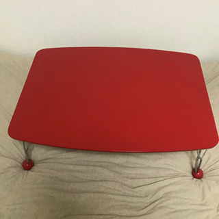 赤いテーブル　脚が球体加工　一人暮らしに。