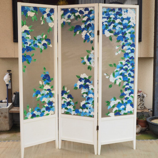 ガラスの衝立　パーテーション　ブルーとホワイトの花紋様