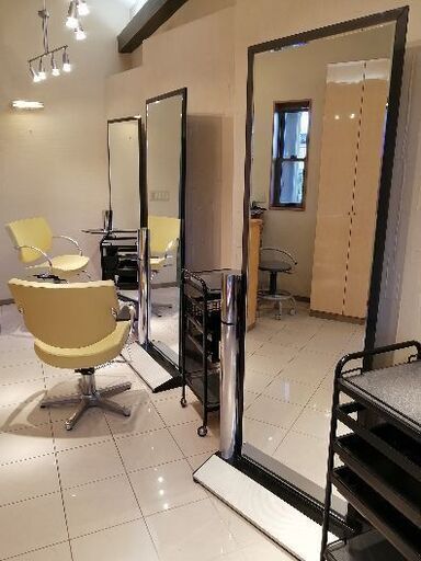 美容室で使う椅子、鏡、シャンプー台一式