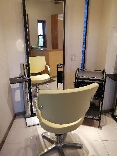 美容室で使う椅子、鏡、シャンプー台一式