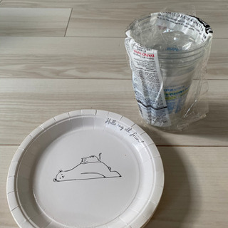 使い捨ての紙皿とプラスチックのカップ(新品)