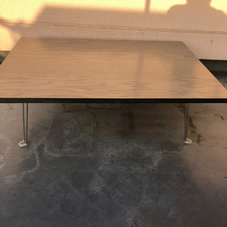 低いテーブル　