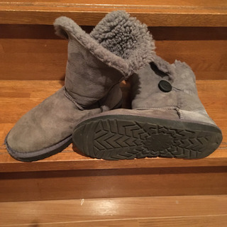 UGG BAILEY BUTTON  24