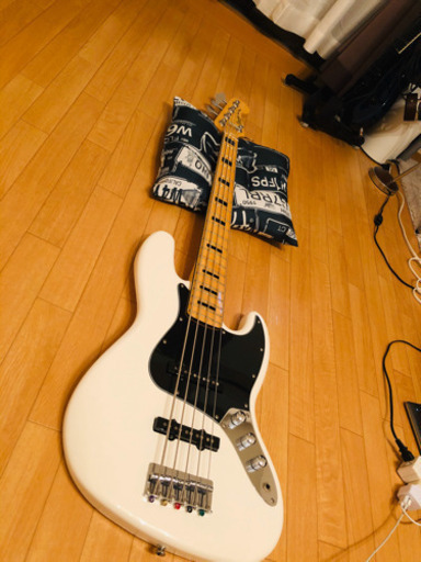 Squier ５弦ベース