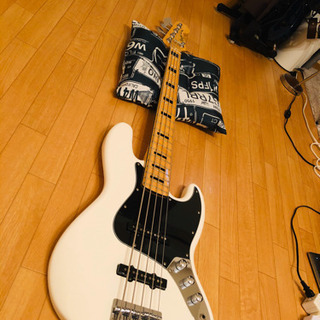 Squier ５弦ベース