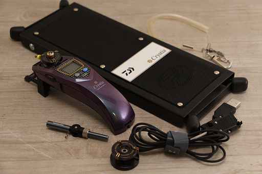 電動リール Crystia WAKASAGI CRT-α クリスティア ワカサギ スプール交換済み スタンド 可変アダプター 外部電源αユニット 外部電源ボックス リールテーブル(P932mwxY)