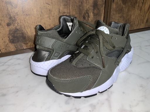 Nike Air Huarache、レディース、グリーン.         NIKE AIR HUARACHE, WOMEN, GREEN.
