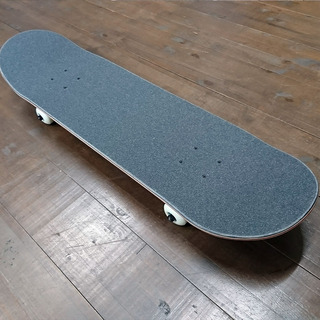スケートボード　スケボー　コンプリート　８’２５　【新品】
