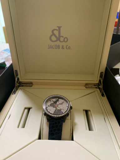 JACOB&CO、ジェイコブ ファイブタイムゾーン ベゼル& パヴェダイヤ メンズクォーツ（）腕時計