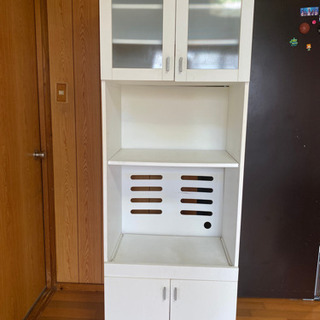 白い レトロな食器棚
