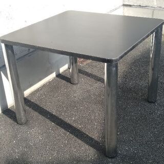 黒のダイニングテーブル