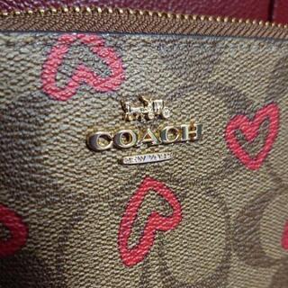 最新作COACH シグネチャークレヨン ハート プリント長財布ラウンド